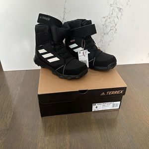Kids Adidas Terrex Snow hiking boots. Size 4. Perfect condition/brand new!